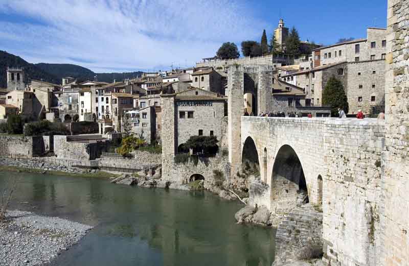 Girona - Besalú 06 - puente y pueblo.jpg